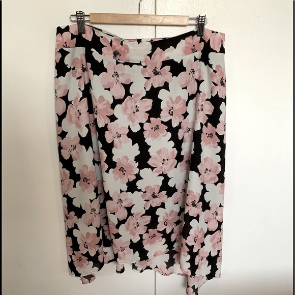 Long asymetrical skirt - Picture 1 of 3